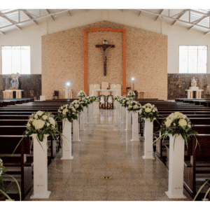 decoración de iglesia y ramo de novia