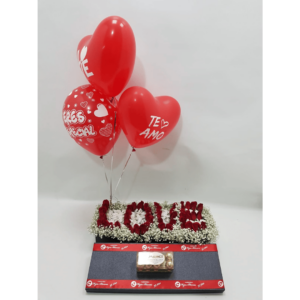 Caja de rosas y globos para regalar