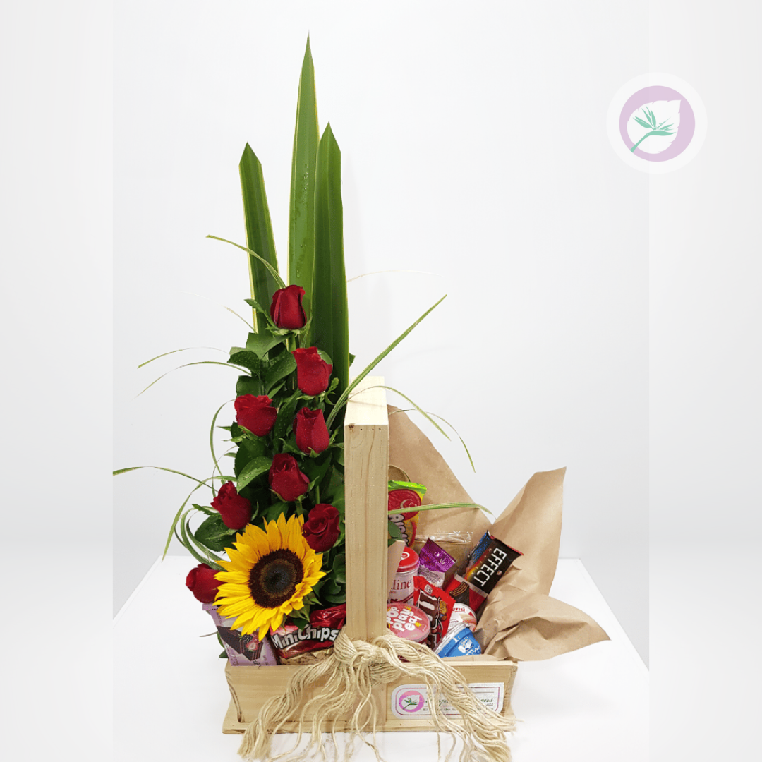 Regala un hermoso arreglo o canasta de rosas, girasoles y dulces. Tenemos los arreglos hermosos para tu persona especial.