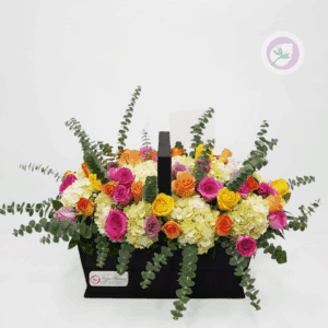 Regala una bella canasta de flores variadas, hortencias y eucalipto. Tenemos los arreglos hermosos para tu persona especial.