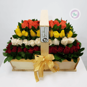 Regala una bella canasta de rosas de colores . Tenemos los arreglos hermosos para tu persona especial.