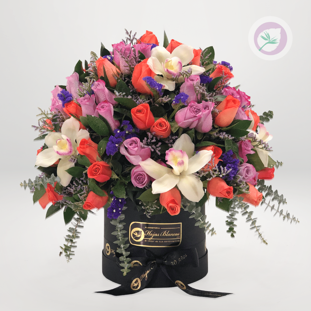 Regala un hermoso arreglo floral, sorprende con esta caja de rosas lila y color naranja (salmón) combinadas con orquideas cymbidium - Una combinación de flores muy elegante.