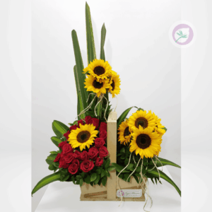 Regala una bella canasta de rosas y girasoles. Tenemos los arreglos hermosos para tu persona especial.