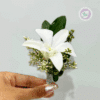 Luce un elegante gallardete de orquidea para novio, esta flor es accesorio único para complementar a la perfección tu traje de boda.