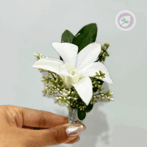 Luce un elegante gallardete de orquidea para novio, esta flor es accesorio único para complementar a la perfección tu traje de boda.