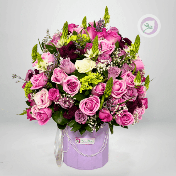 Regala un hermoso arreglo floral de rosas de lujo, sorprende con esta caja lujosa y variada  – Una combinación de flores muy elegante. Es idea para felicitar a esa persona especial en su cumpleaños o en sus quince años. 